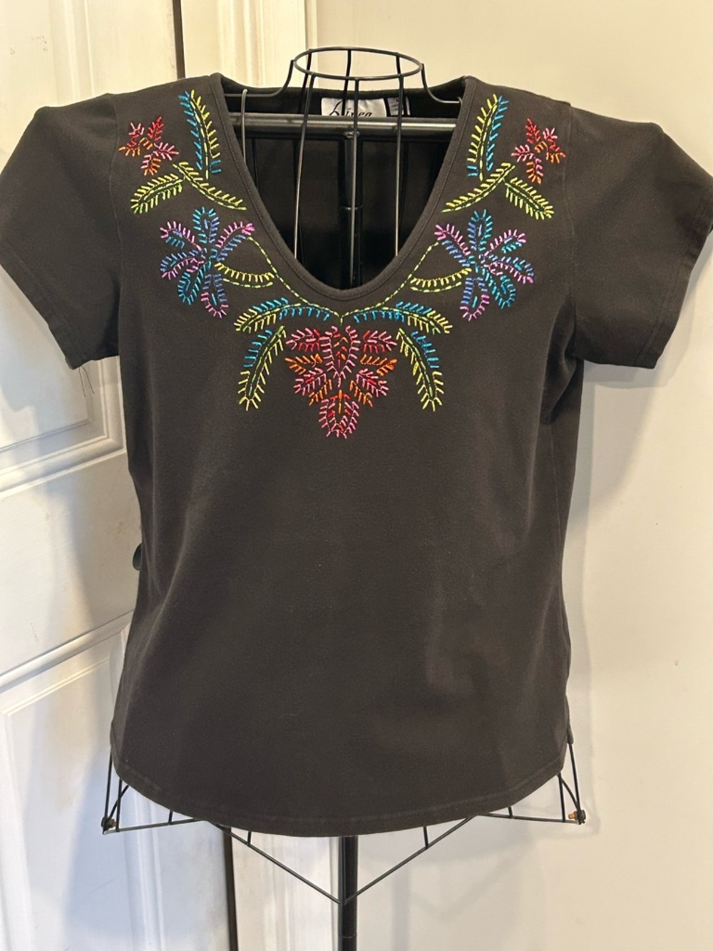 Linea by Louis Dell'Olio Floral Embroidered Black Crew Neck T-shirt, Sz Med